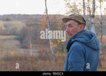 Eine rustikale Mann mit einem Schnurrbart. Russland. Region Kaluga. Dorf Stockfoto