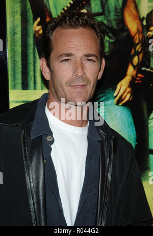 Luke Perry Ankunft auf dem Domino Premiere auf der Chinese Theatre in Los Angeles. 11. Oktober 2005. PerryLuke 135 Red Carpet Event, Vertikal, USA, Filmindustrie, Prominente, Fotografie, Bestof, Kunst, Kultur und Unterhaltung, Topix Prominente Fashion/Vertikal, Besten, Event in Hollywood Leben - Kalifornien, Roter Teppich und backstage, USA, Film, Stars, Film Stars, TV Stars, Musik, Promis, Fotografie, Bestof, Kunst, Kultur und Unterhaltung, Topix, headshot, vertikal, eine Person aus dem Jahr 2005, Anfrage tsuni@Gamma-USA.com Stockfoto