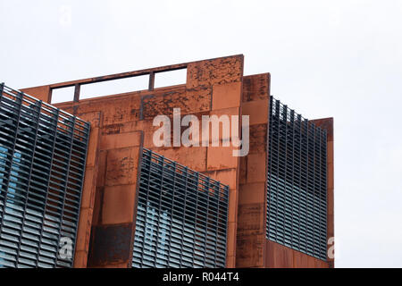Industrielle rusty Gebäude mit modernen Fenstern. Alte und neue Architektur abstraktes Konzept. Stockfoto