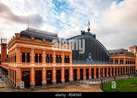 Madrid, Spanien - 27. Oktober 2018: Außenansicht des alten Bahnhof Atocha bei Sonnenaufgang. Stockfoto