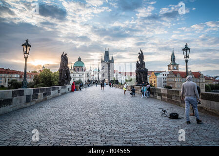 Prag, Tschechische Republik - 21 August, 2017: die Karlsbrücke mit Menschen bei Sonnenaufgang Stockfoto