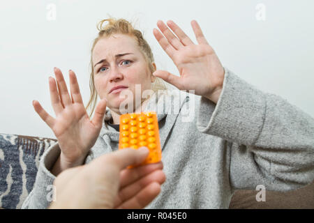 Die Einnahme von Drogen und mediines. Frau wehrt sich von Drogen Stockfoto