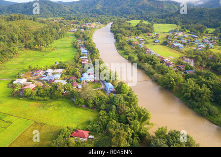 Morgen Landschaft von Dorf mit Fluss und grüne Reisfelder in Kiulu Sabah Malaysia Borneo. Stockfoto