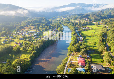 Morgen Landschaft von Dorf mit Fluss und grüne Reisfelder in Kiulu Sabah Malaysia Borneo. Stockfoto