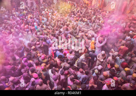 Holi Festival 2018 Feier in Banke Bihari Temple, Vrindavan, Indien. Stockfoto