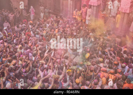 Holi Festival 2018 Feier in Banke Bihari Temple, Vrindavan, Indien. Stockfoto