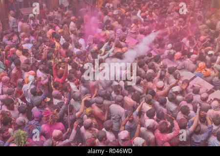 Holi Festival 2018 Feier in Banke Bihari Temple, Vrindavan, Indien. Stockfoto