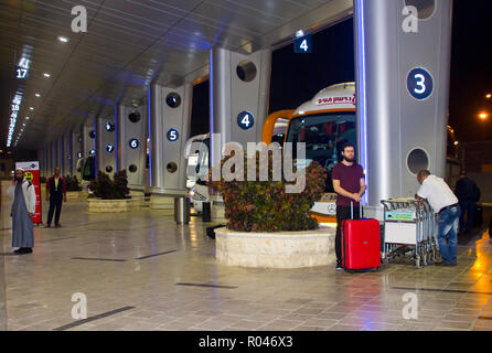 2. Mai 2018 die Ankünfte Busparkplatz am Internationalen Flughafen Ben Gurion, Tel Aviv, Israel in der Nacht. Passagiere hier anreisen, ihrer onwa zu beginnen. Stockfoto