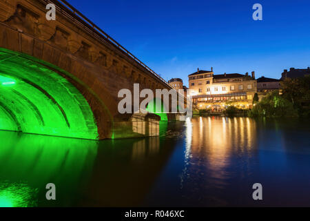 Beleuchtete Brücke in Metz in der Nacht. Metz, Grand Est, Frankreich. Stockfoto