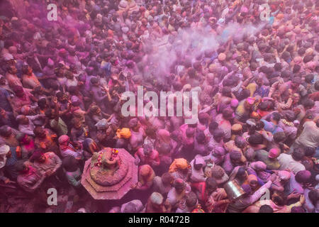 Holi Festival 2018 Feier in Banke Bihari Temple, Vrindavan, Indien. Stockfoto