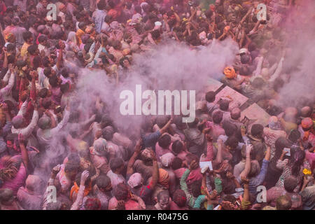 Holi Festival 2018 Feier in Banke Bihari Temple, Vrindavan, Indien. Stockfoto