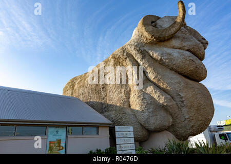 Die großen Merino ist ein 15,2 Meter hoch konkrete Merino Ram, in Goulburn, New South Wales, Australien. Den Spitznamen "Rambo" von Einheimischen, Australien. Stockfoto