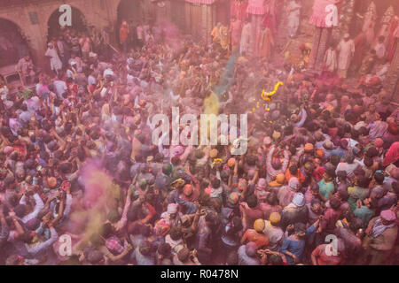 Holi Festival 2018 Feier in Banke Bihari Temple, Vrindavan, Indien. Stockfoto