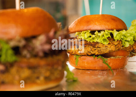 Zwei leckere Burger vor einem farbigen Hintergrund Stockfoto