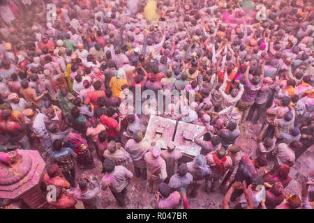 Holi Festival 2018 Feier in Banke Bihari Temple, Vrindavan, Indien. Stockfoto