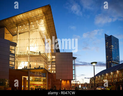 Dunklen Abend Nacht geschossen von Bridgewater Hall Konzert in Manchester Plaza außerhalb zeigen Beetham Tower hinter Stockfoto