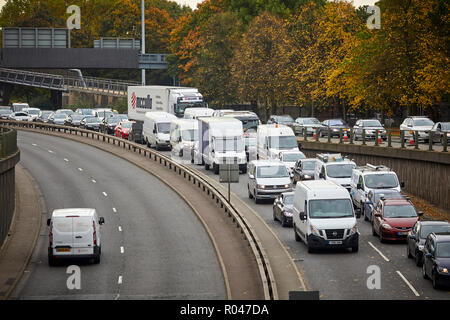 Baustellen Erstellen von verkehrsreichen Warteschlange Staus in einer Richtung auf einem 57M Die Hier befindet, zwei Kilometer langen erhöhten Autobahn Manchester City Centre Stockfoto