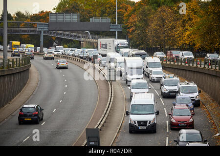 Baustellen Erstellen von verkehrsreichen Warteschlange Staus in einer Richtung auf einem 57M Die Hier befindet, zwei Kilometer langen erhöhten Autobahn Manchester City Centre Stockfoto