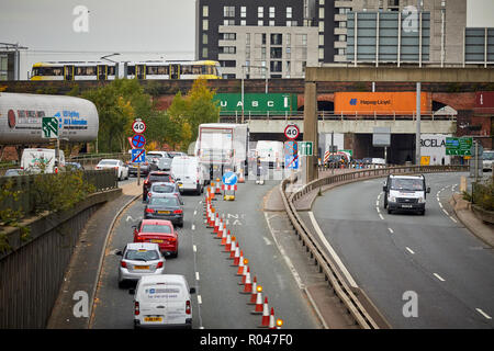 Baustellen Erstellen von verkehrsreichen Warteschlange Staus in einer Richtung auf einem 57M Die Hier befindet, zwei Kilometer langen erhöhten Autobahn Manchester City Centre Stockfoto