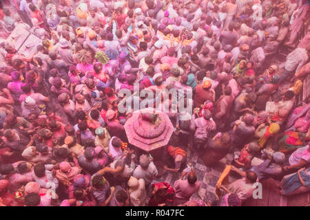 Holi Festival 2018 Feier in Banke Bihari Temple, Vrindavan, Indien. Stockfoto