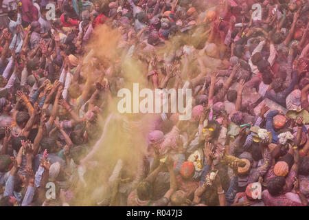 Holi Festival 2018 Feier in Banke Bihari Temple, Vrindavan, Indien. Stockfoto