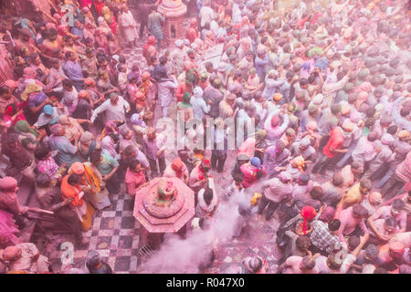 Holi Festival 2018 Feier in Banke Bihari Temple, Vrindavan, Indien. Stockfoto