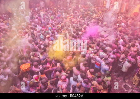 Holi Festival 2018 Feier in Banke Bihari Temple, Vrindavan, Indien. Stockfoto