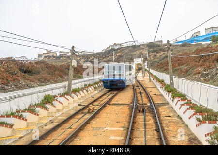 Nazare, Portugal - 14 August, 2017: ascensor Da Nazare Kreuzungspunkt, ist eine Seilbahn, die in der Stadt von Nazare, Portugal, die die Praia und Sitio Bezirke auf der hohen Klippen verbindet. Stockfoto