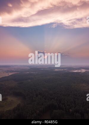 Schöne misty Abend Landschaft von drone fotografiert. Magische Atmosphäre. Stockfoto