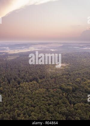 Schöne misty Abend Landschaft von drone fotografiert. Magische Atmosphäre. Stockfoto