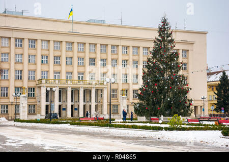 Uschhorod, Ukraine - Jan 9, 2017: Weihnachtsbaum im Zentrum der Stadt. Schöne Postkarte von regionalen Verwaltungsgebäude auf Narodna Platz Stockfoto