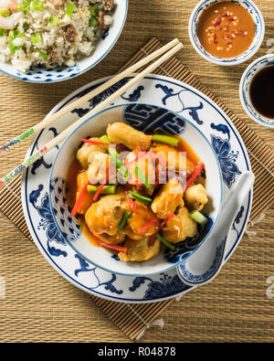 Süß und sauer Schweinefilet mit gebratenen Reis. Chinesisches Essen Stockfoto
