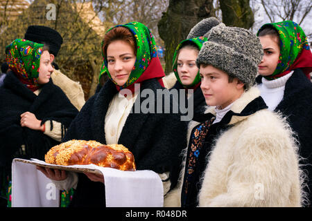 Uschhorod, Ukraine - Jan 13, 2018: Vasylya Festival im Museum der Volksarchitektur und Leben. lokale Rumänen warten für Regler mit Trad Stockfoto