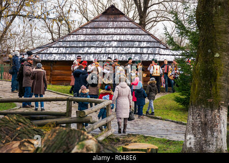 Uschhorod, Ukraine - Jan 13, 2018: Vasylya Festival in Transkarpatien. Touristen und Einheimische Kneipe im Museum der Volksarchitektur und Leben Stockfoto