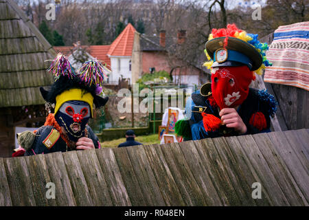 Uschhorod, Ukraine - Jan 13, 2018: Vasylya Festival im Museum der Volksarchitektur und Leben. Vertreter von tyachiv Region als gekleidet Stockfoto