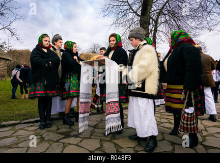 Uschhorod, Ukraine - Jan 13, 2018: Vasylya Festival im Museum der Volksarchitektur und Leben. lokale Rumänen warten für Regler mit Trad Stockfoto