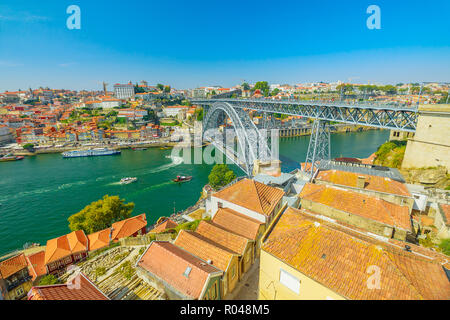 Boote Kreuzfahrt unter Fluss Douro in Porto. Luftaufnahme von Dom Luis I Brücke, Ribeira Waterfront und Rabelo Boote von Vila Nova de Gaia, Porto, Portugal. Oporto urbane Stadtbild. Stockfoto