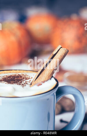 Pumpkin spice Latte oder Kaffee mit Zimt und Muskatnuss. Herbst, Herbst oder Winter heiß trinken. Alte weiße Holz- Hintergrund mit gelben Blätter und Kürbisse Stockfoto