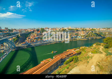 Porto Brücke Antenne skyline Boot unter Dom Luis I Brücke, Ribeira Waterfront und Porto Skyline von Vila Nova de Gaia, Porto, Portugal. Stockfoto