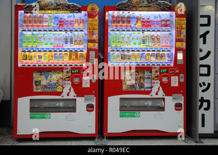 Typische Straße Automaten im Bereich der Shinjuku Tokyo Japan Stockfoto