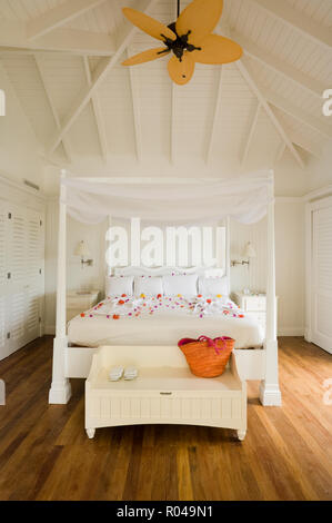 Schlafzimmer mit Himmelbett und Deckenventilator. Stockfoto