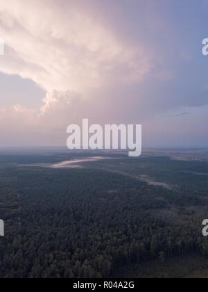 Schöne misty Abend Landschaft von drone fotografiert. Magische Atmosphäre. Stockfoto
