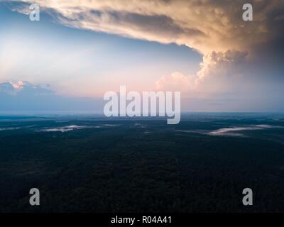 Schöne misty Abend Landschaft von drone fotografiert. Magische Atmosphäre. Stockfoto