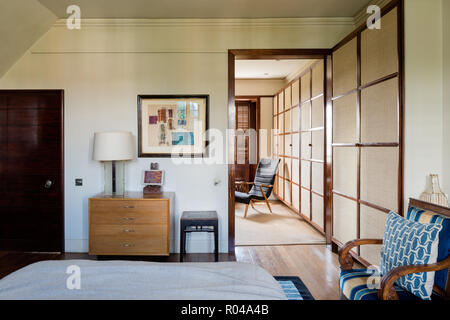 Schubladen und Sessel im Schlafzimmer Stockfoto