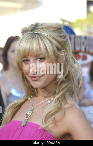 Ashley Tisdale 06/13/05 Der perfekte Mann @ Universal Studios Kino in der Stadt spazieren, Universal City Foto von Ima Kuroda/HNW/PictureLux (13. Juni 2005) Datei Referenz # 33689 044 HNWPLX Stockfoto