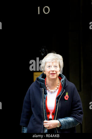 Premierminister Theresa May verlassen 10 Downing Street kurz vor dem Budget, 29. Oktober 2018 Stockfoto