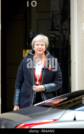 Premierminister Theresa May verlassen 10 Downing Street kurz vor dem Budget, 29. Oktober 2018 Stockfoto