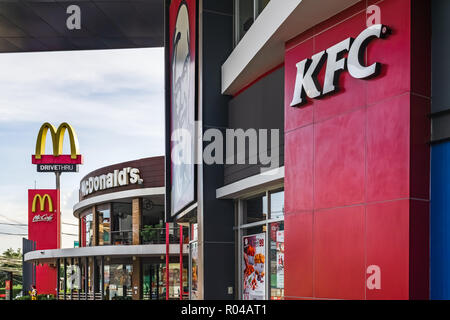 BANGKOK, THAILAND - 30. SEPTEMBER 2018: die Außenansicht des KFC und Mcdonalds in Bangkok, Thailand. Stockfoto