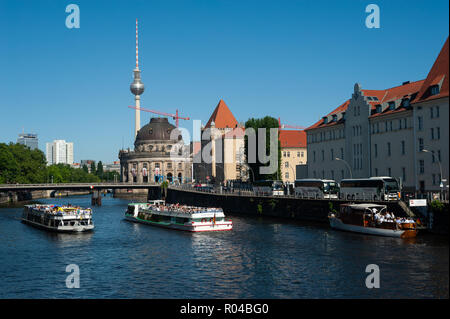 Berlin, Deutschland, Ausflugsboote am Spreeufer in Berlin-Mitte Stockfoto