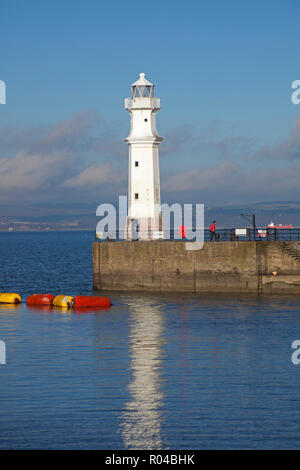 Leuchtturm in Newhaven Hafen, Edinburgh, Schottland, Großbritannien Stockfoto